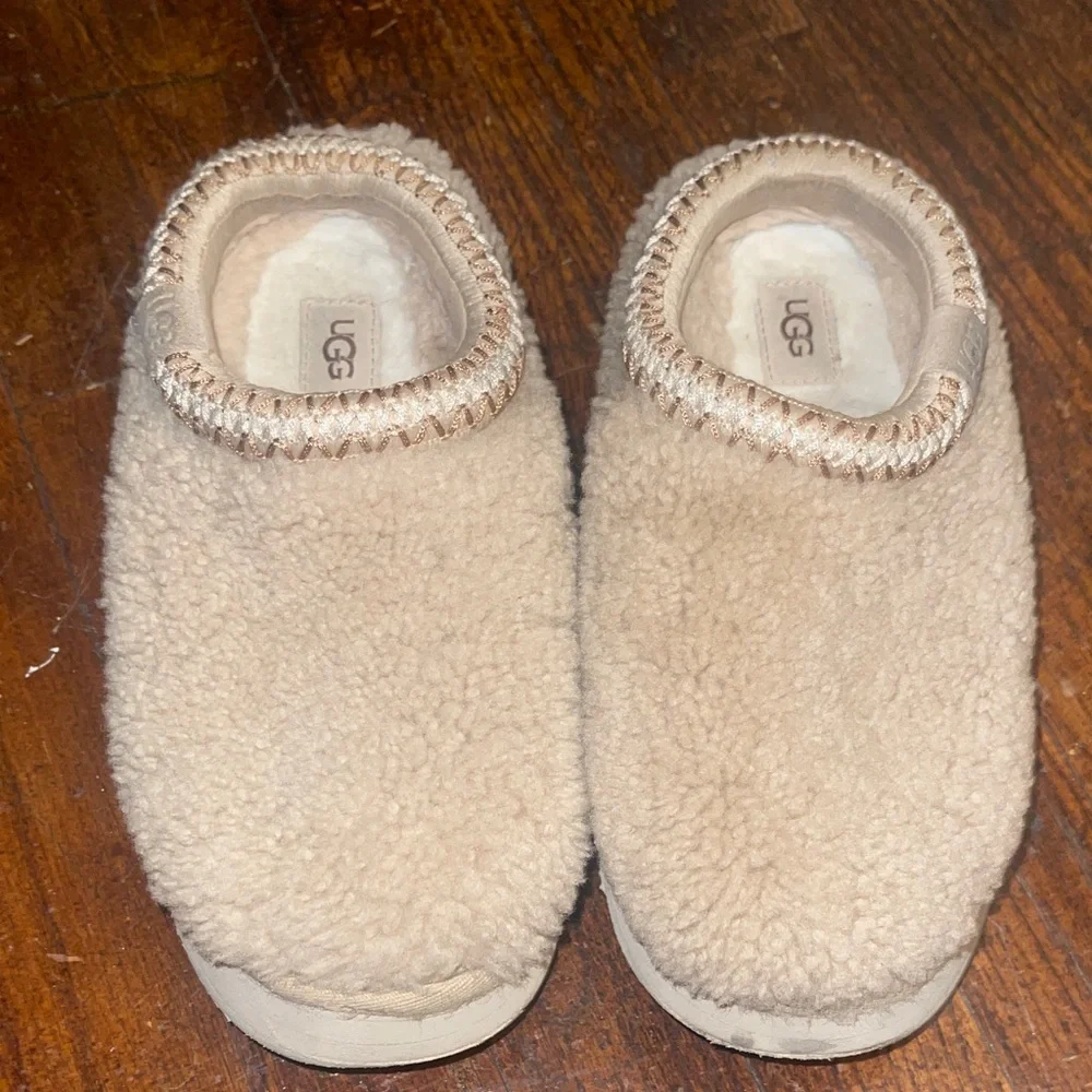 UGG Women's Tazz Maxi Curly slippers in a sand color Size 5